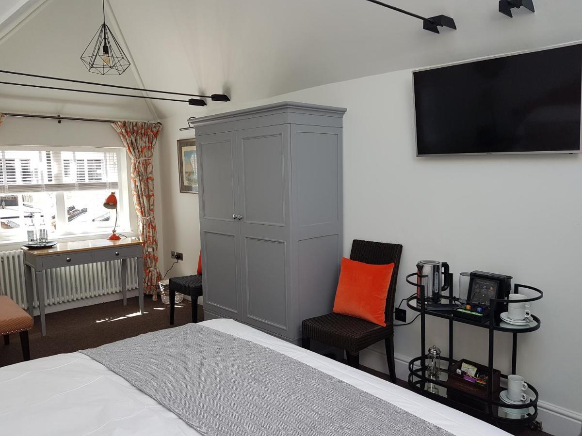 Gilbey'S Bar, Restaurant & Townhouse Bed & Breakfast Windsor Exterior foto