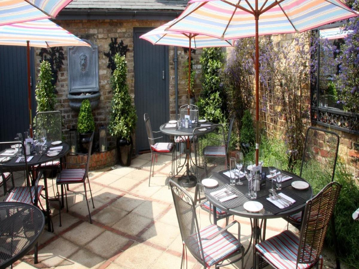 Gilbey'S Bar, Restaurant & Townhouse Bed & Breakfast Windsor Exterior foto