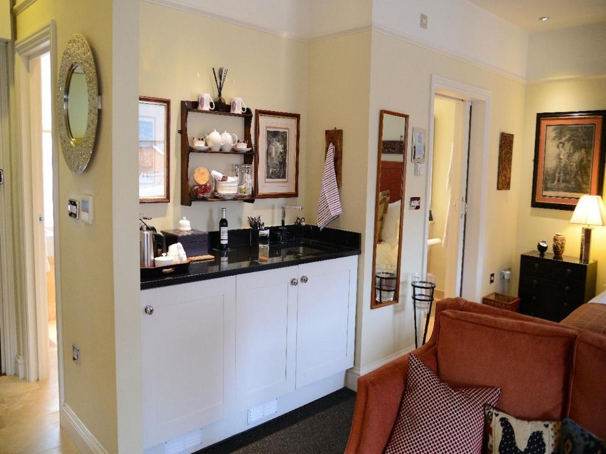 Gilbey'S Bar, Restaurant & Townhouse Bed & Breakfast Windsor Exterior foto