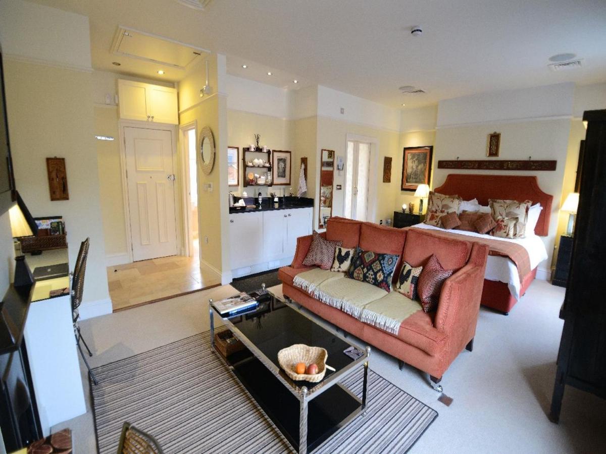 Gilbey'S Bar, Restaurant & Townhouse Bed & Breakfast Windsor Exterior foto